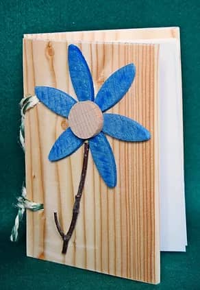 Notizblock aus Holz und Blumenmotiv