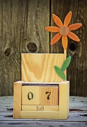 Ein Kalender aus Holz mit Blumenmotiv
