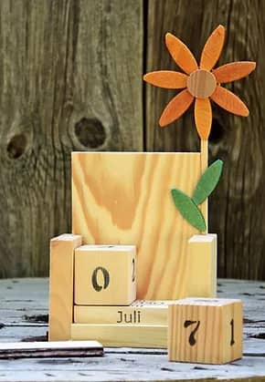 Kalender aus Holz mit Blumenmotiv