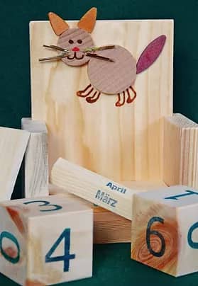 Kalender aus Holz mit Katzenmotiv