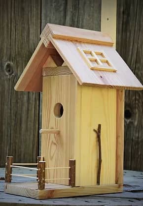 Kleiner Nistkasten aus Holz mit Zäunchen