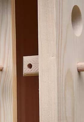 Nahaufnahme eines geöffneten Nistkastens