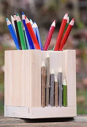 Stiftebox aus Holz mit Stiftdeko und mit Buntstiften befüllt