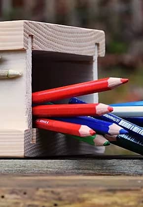 umgekippte Stiftebox mit Buntstiften gefüllt