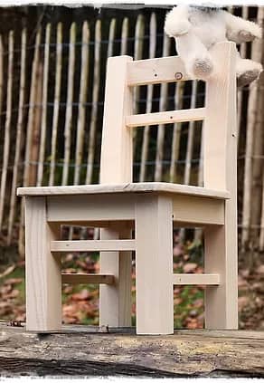 Kleiner Holzsessel mit weißem Plüschteddy