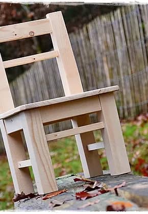 Ein kleiner Sessel aus Holz